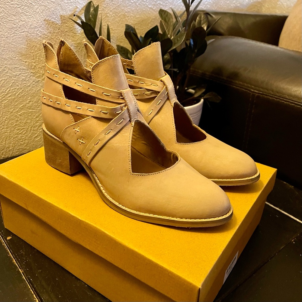 Bootie from JOYFOLIE (beige/cream)